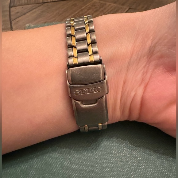 Vintage Women’s Seiko Kinetic Sports 100 Titanium Two Tone Analog Date Watch - Picture 10 of 10